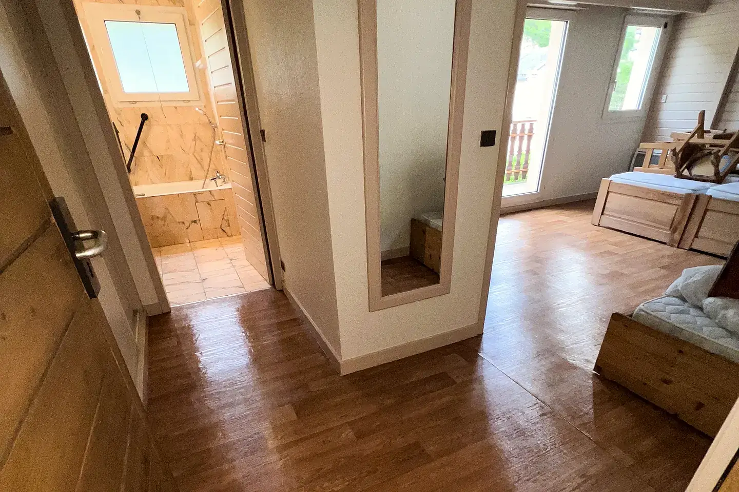 Couloir et salle de bain d’appartement après remise en état