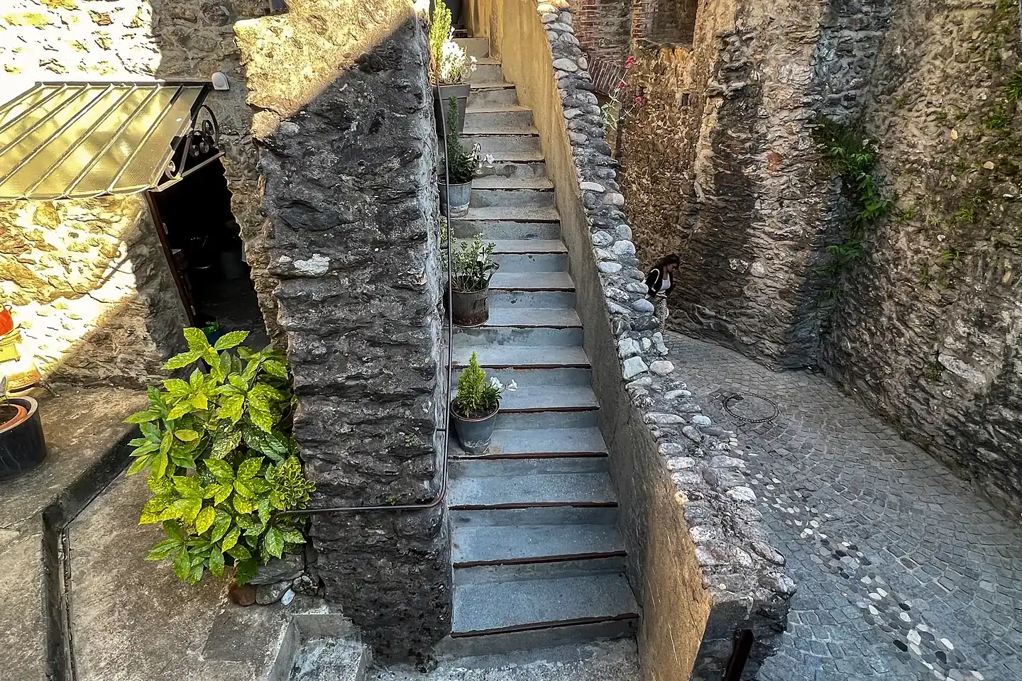 Escalier de pierre et calade nettoyés