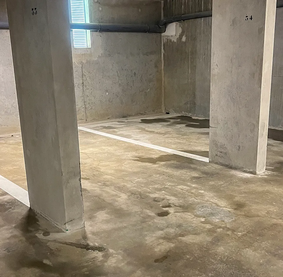 Sol de parking souterrain propre entre deux piliers